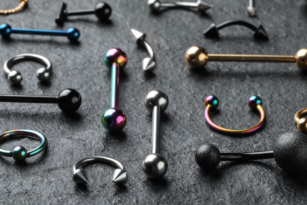 Joias de piercing em titânio e ouro